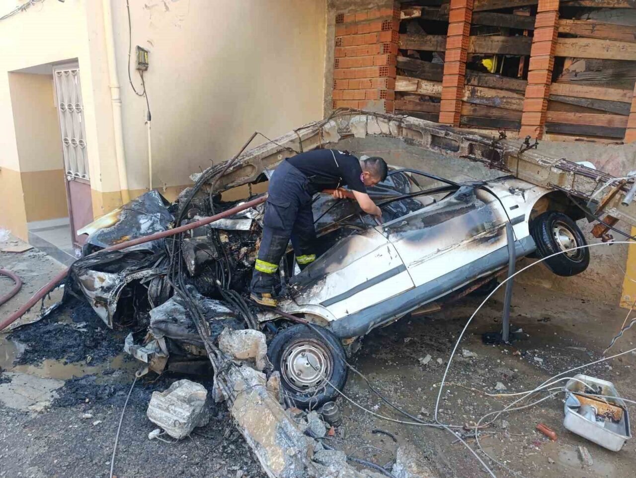 Antalya’da freni boşalan çöp kamyonu 2 aracı ezdi