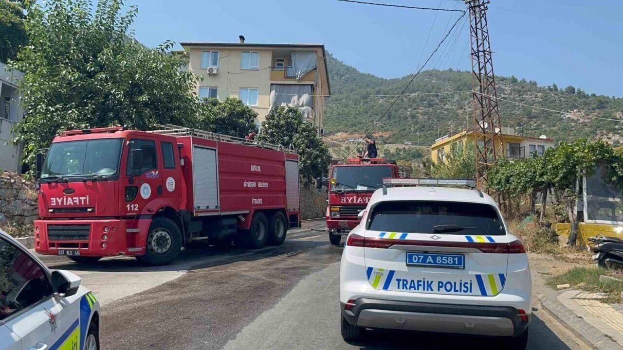 Antalya’da freni boşalan çöp kamyonu 2 aracı ezdi