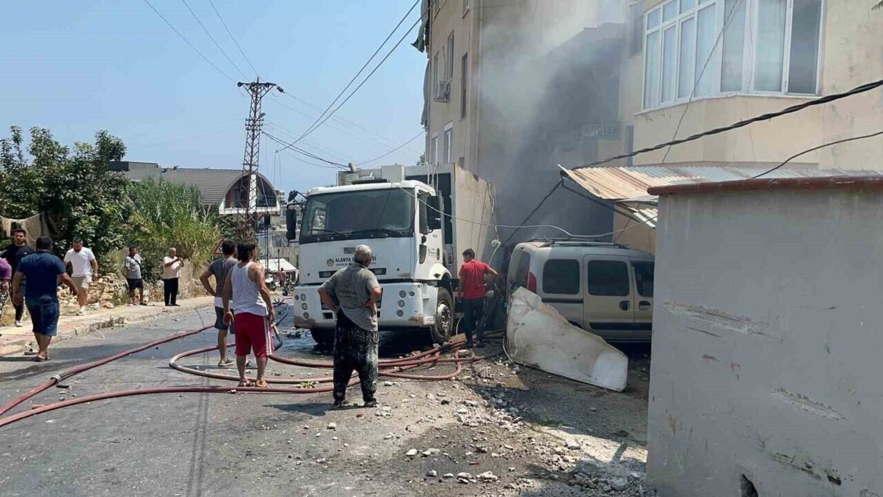 Antalya’da freni boşalan çöp kamyonu 2 aracı ezdi