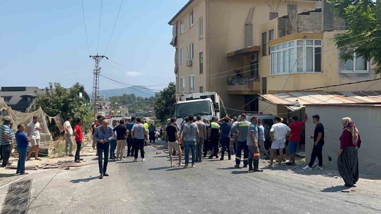 Antalya’da freni boşalan çöp kamyonu 2 aracı ezdi