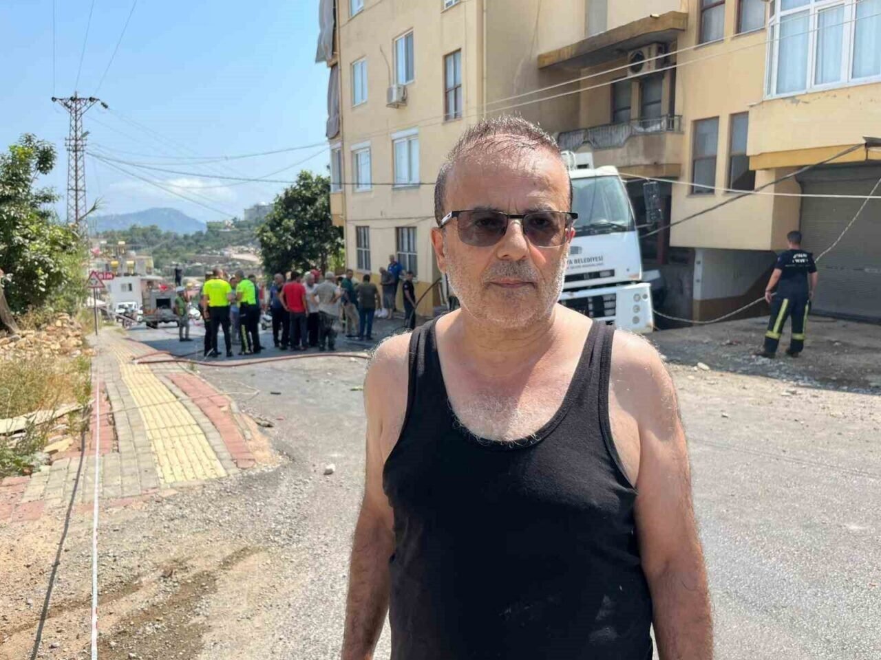 Antalya’da freni boşalan çöp kamyonu 2 aracı ezdi