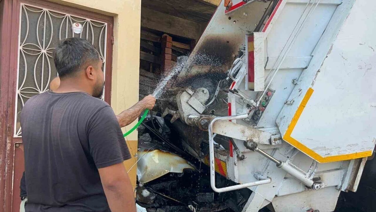 Antalya’da freni boşalan çöp kamyonu 2 aracı ezdi