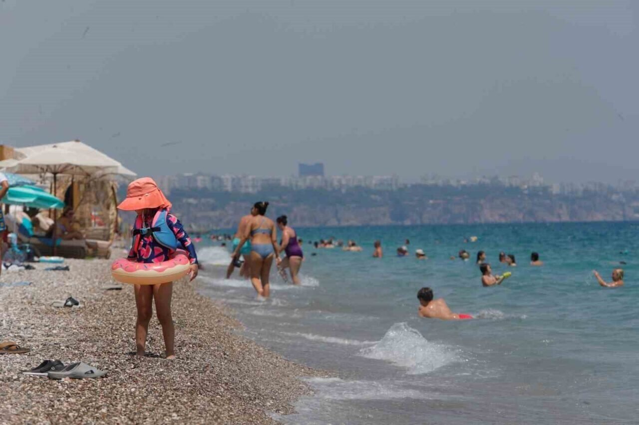 Antalya’da hava sıcaklığı 37, deniz suyu 32 derece oldu