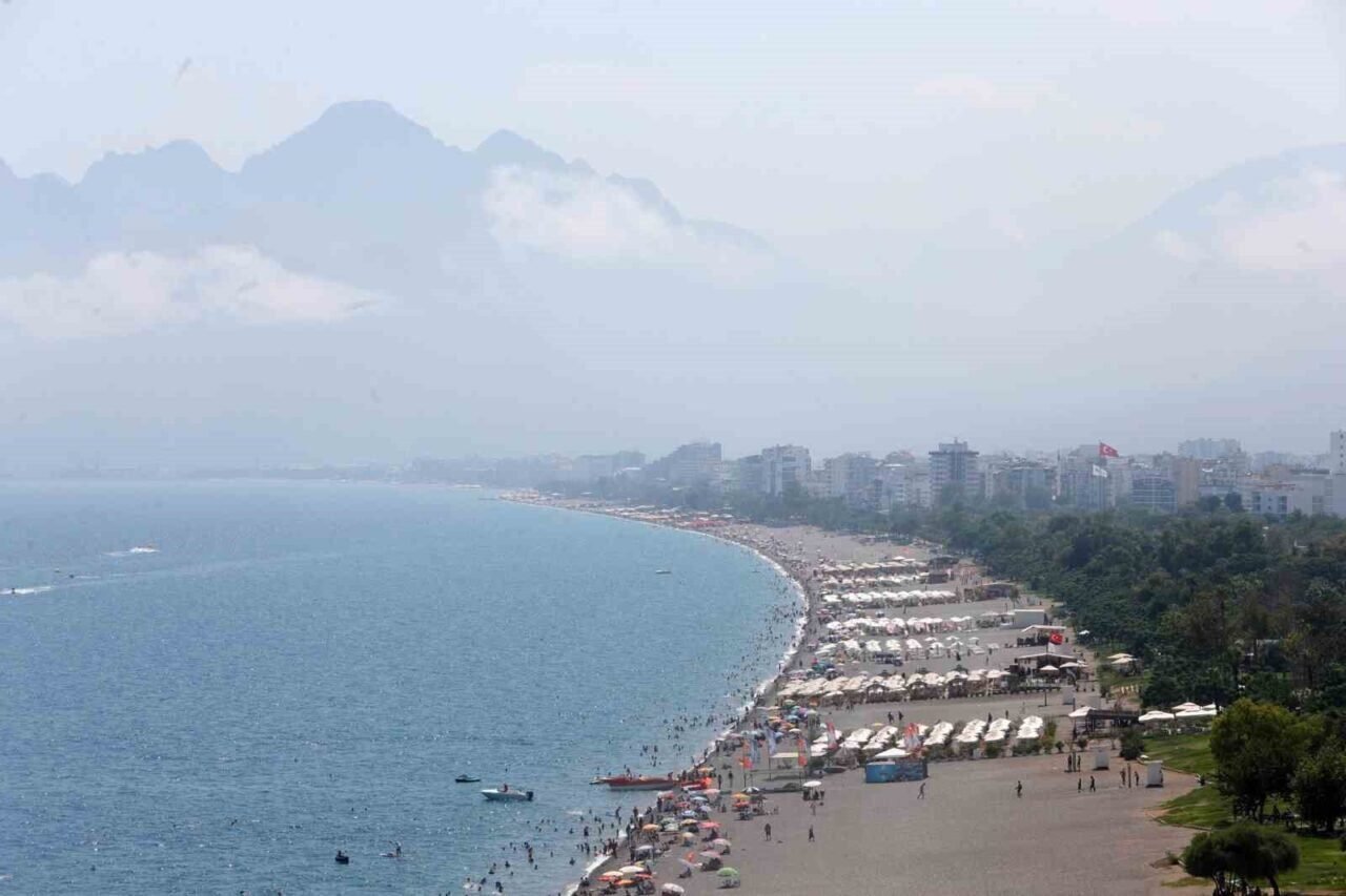 Antalya’da hava sıcaklığı 37, deniz suyu 32 derece oldu