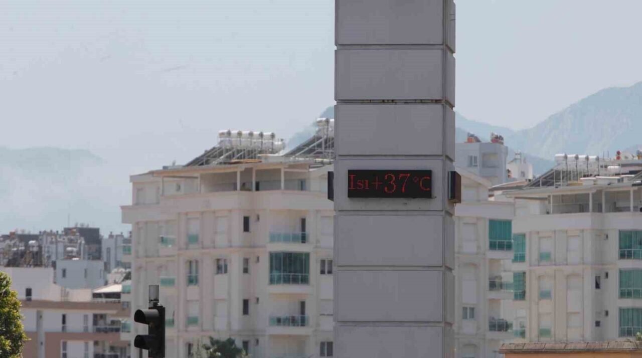 Antalya’da hava sıcaklığı 37, deniz suyu 32 derece oldu