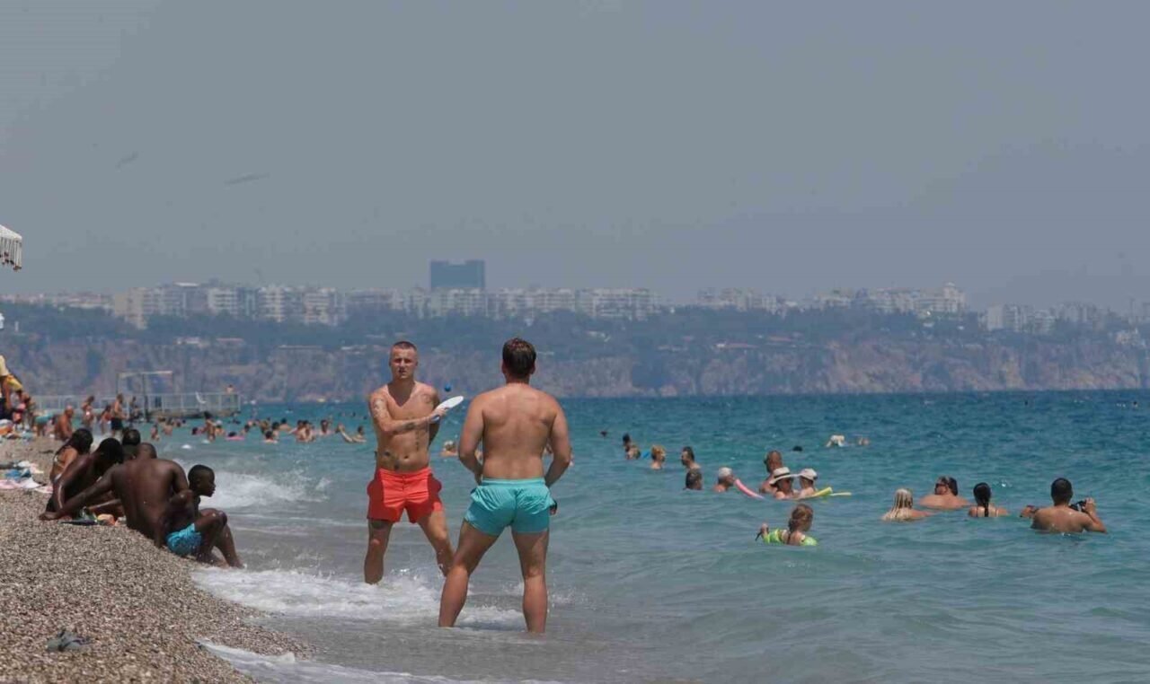 Antalya’da hava sıcaklığı 37, deniz suyu 32 derece oldu