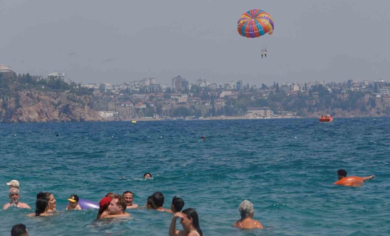 Antalya’da hava sıcaklığı 37, deniz suyu 32 derece oldu