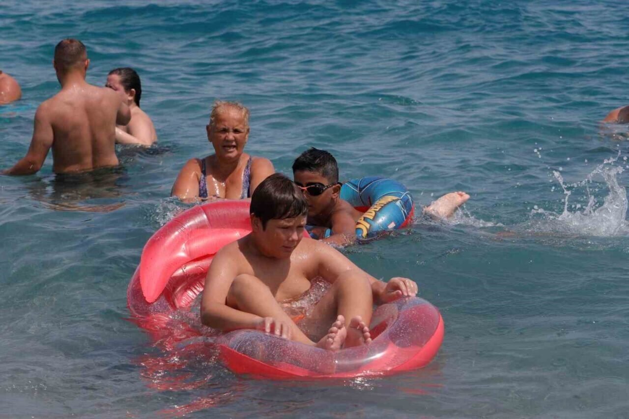 Antalya’da hava sıcaklığı 37, deniz suyu 32 derece oldu
