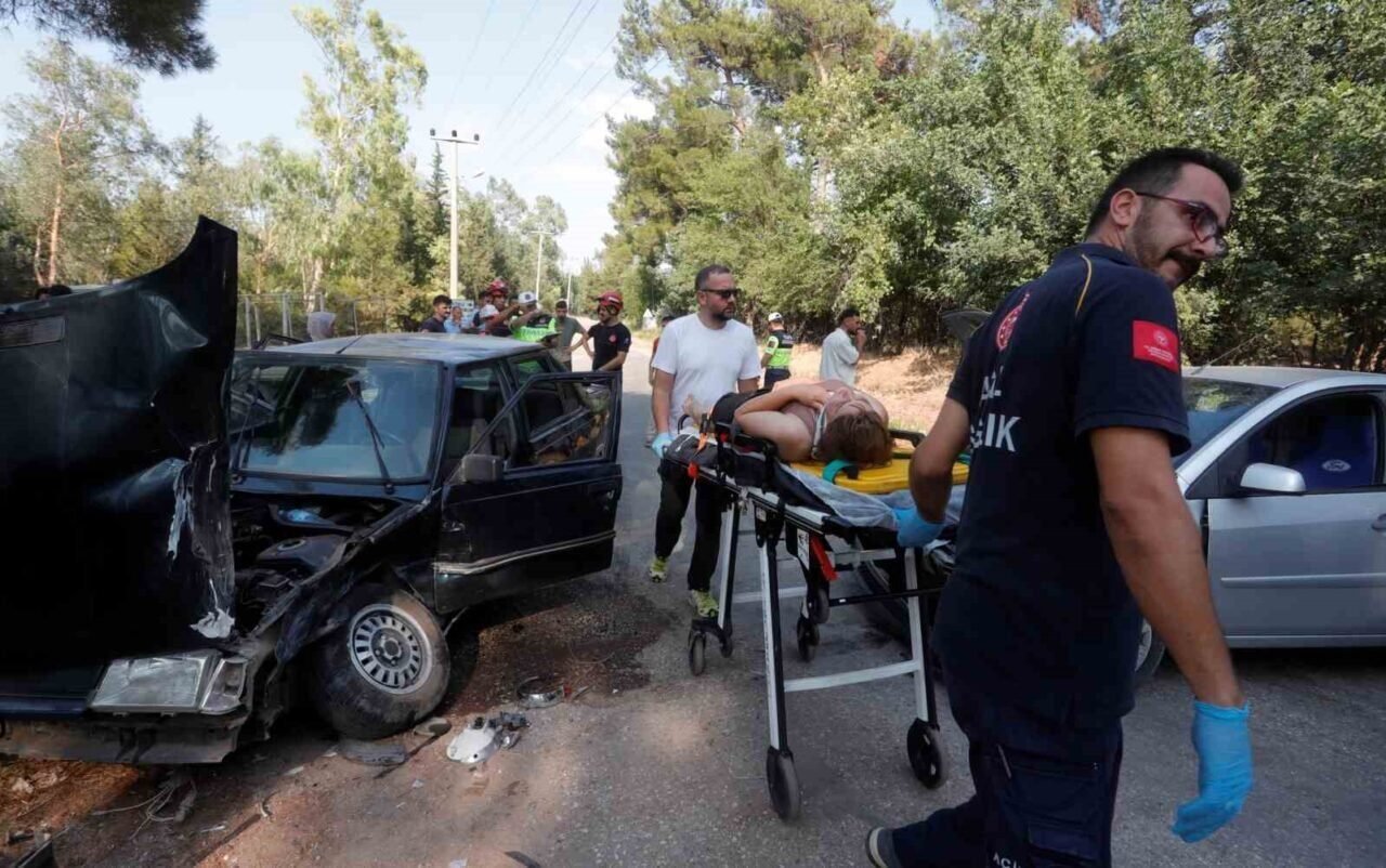 Antalya’da piknik dönüşü feci kaza: 3 yaralı Antalya’da piknik dönüşü feci kaza: 3 yaralı