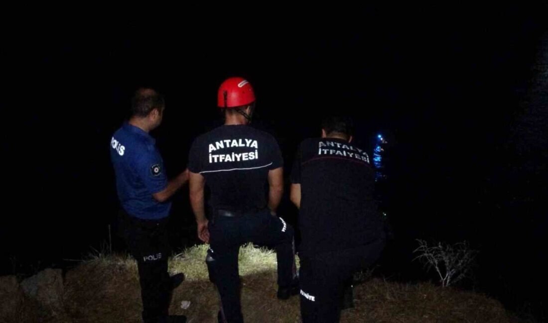 Antalya’da Düden Şelalesi’nin denize döküldüğü noktada bir kişinin şelaleden denize