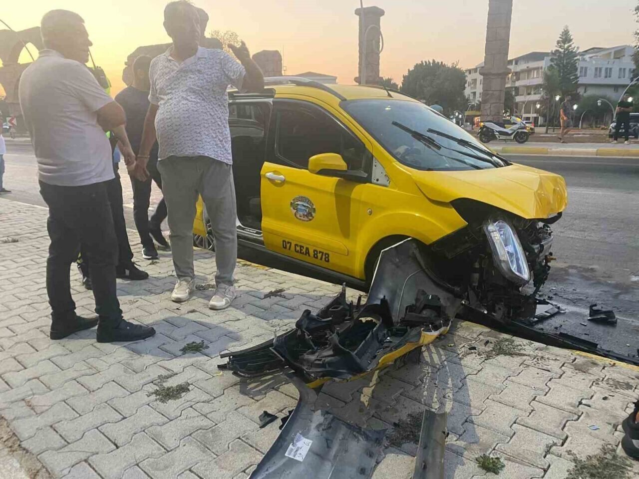 Antalya’da ticari taksi ile otomobil çarpıştı: 5’i turist 7 yaralı
