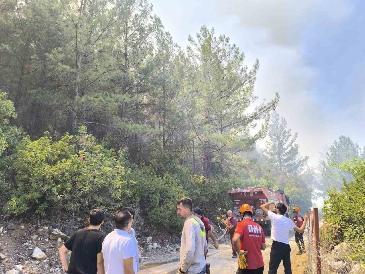 Antalya’da yerleşim yerlerini tehdit eden orman yangınında bazı evler tahliye edildi