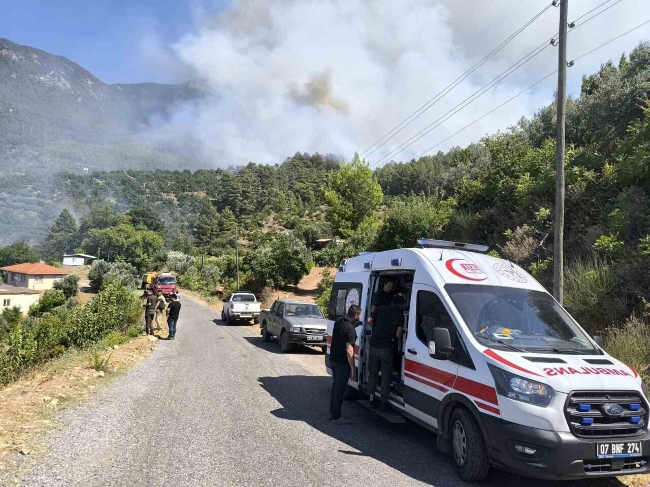 Antalya’da yerleşim yerlerini tehdit eden orman yangınında bazı evler tahliye edildi