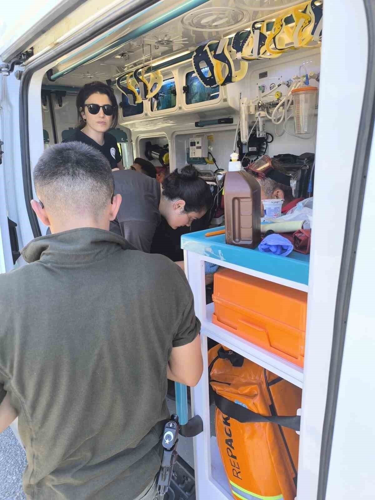 Antalya’da yerleşim yerlerini tehdit eden orman yangınında bazı evler tahliye edildi