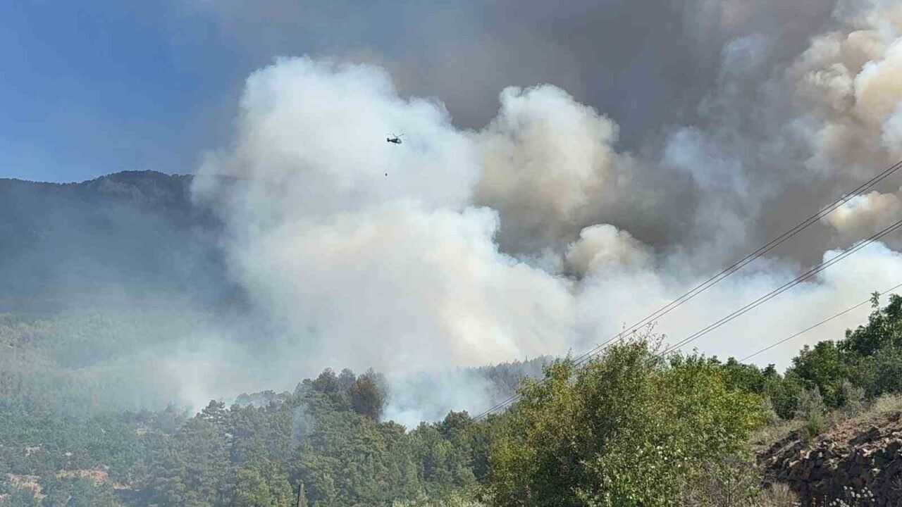 Antalya’da yerleşim yerlerini tehdit eden orman yangınında bazı evler tahliye edildi