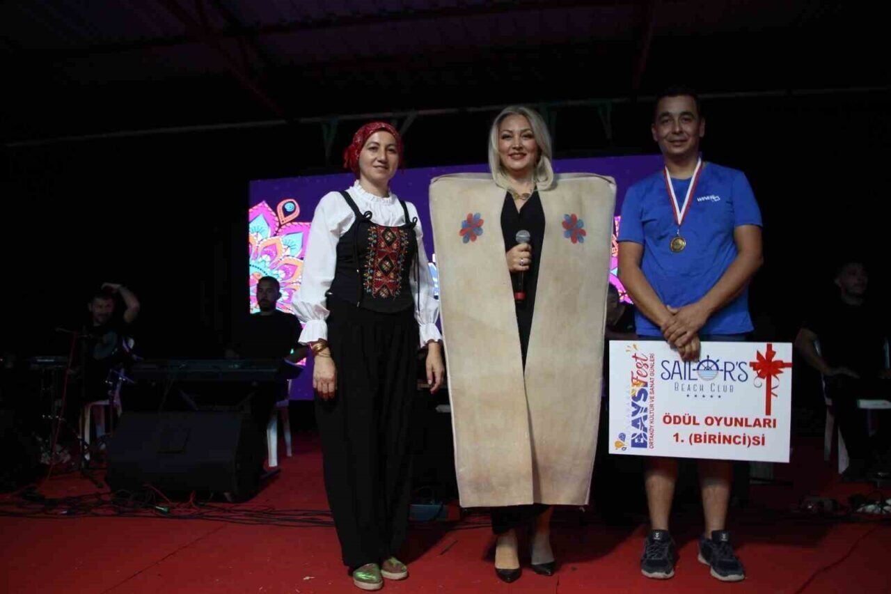 Antalya’daki festivalde sahnede ilginç an: Dron sanatçının kafasına çarptı