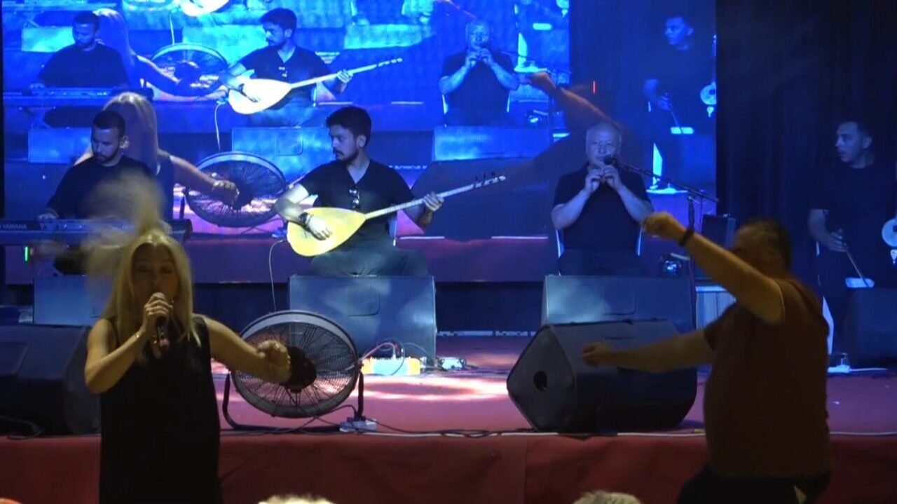 Antalya’daki festivalde sahnede ilginç an: Dron sanatçının kafasına çarptı