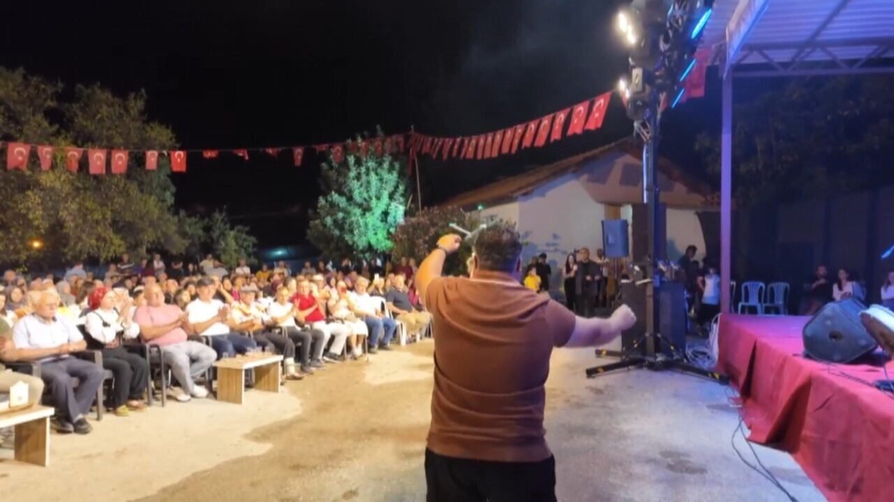 Antalya’daki festivalde sahnede ilginç an: Dron sanatçının kafasına çarptı
