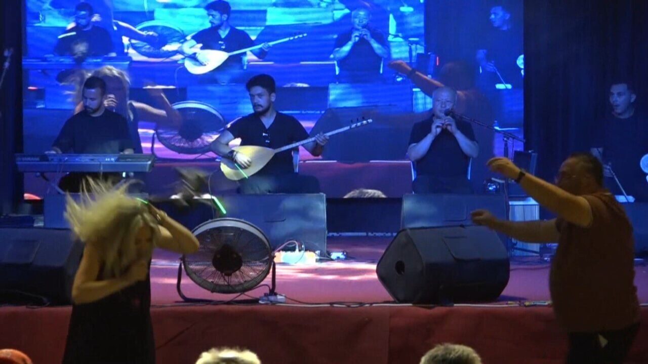 Antalya’daki festivalde sahnede ilginç an: Dron sanatçının kafasına çarptı