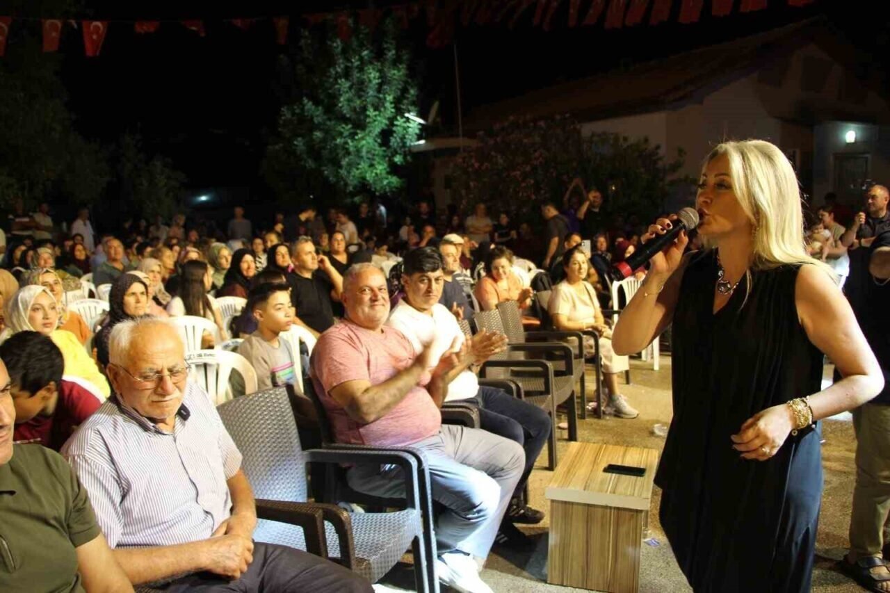 Antalya’daki festivalde sahnede ilginç an: Dron sanatçının kafasına çarptı