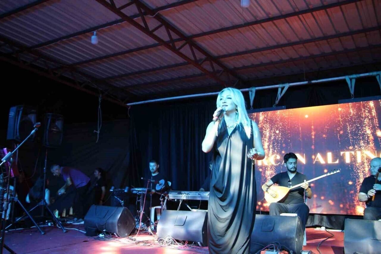 Antalya’daki festivalde sahnede ilginç an: Dron sanatçının kafasına çarptı