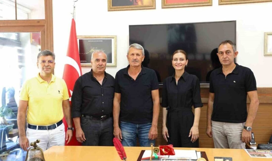 Antalyalılar Derneği Başkanı Mustafa Özçelik, ilçeleri tek tek gezerek hem