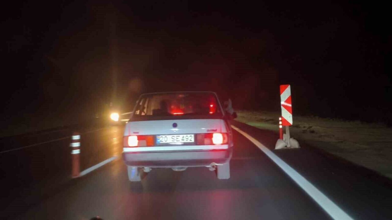 Ayaklarını pencereden çıkartarak tehlikeli yolculuk yaptığı anlar görüntülendi