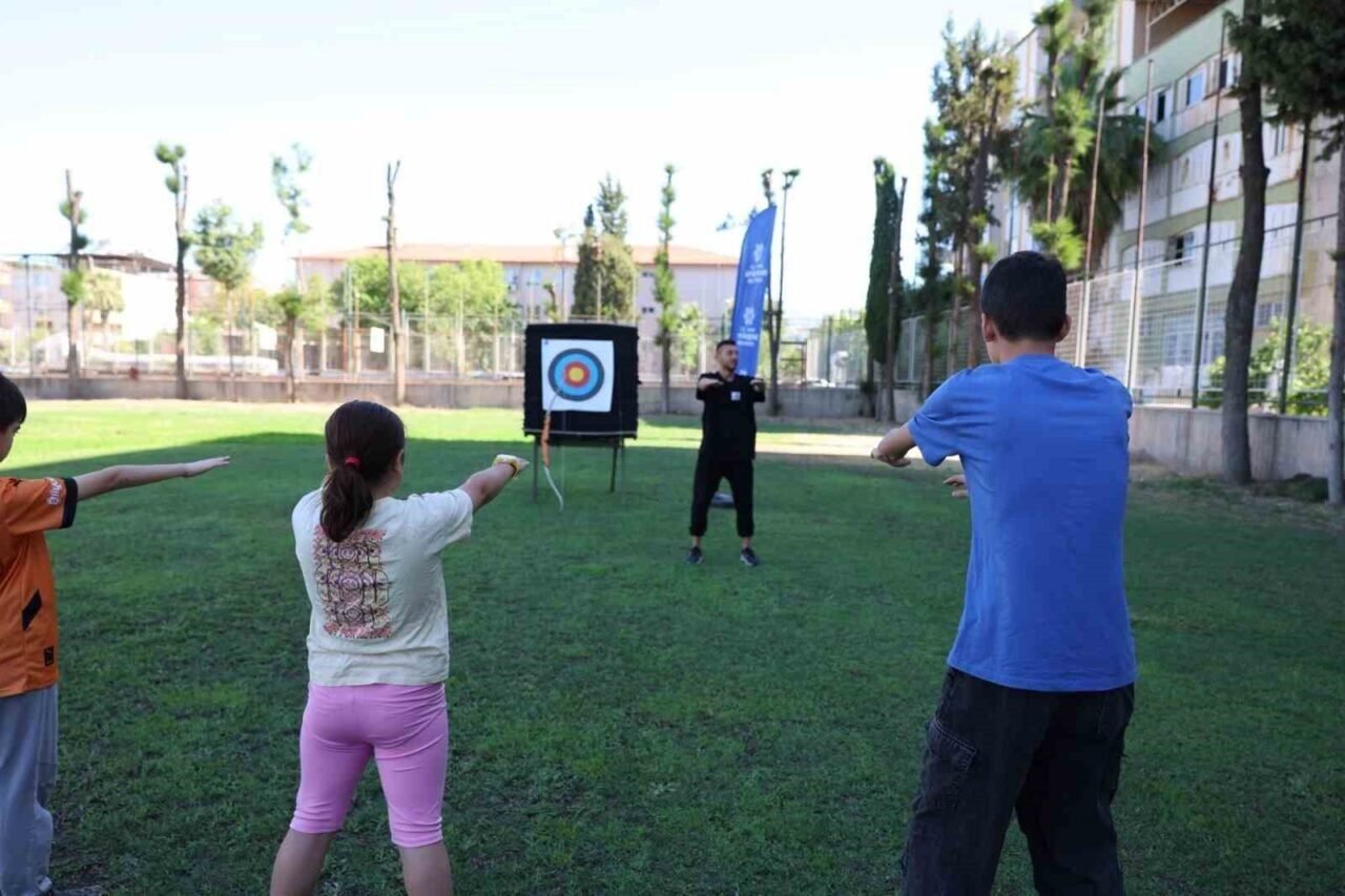 Aydın Büyükşehir Belediyesi’nin okçuluk kursu ilgi görüyor