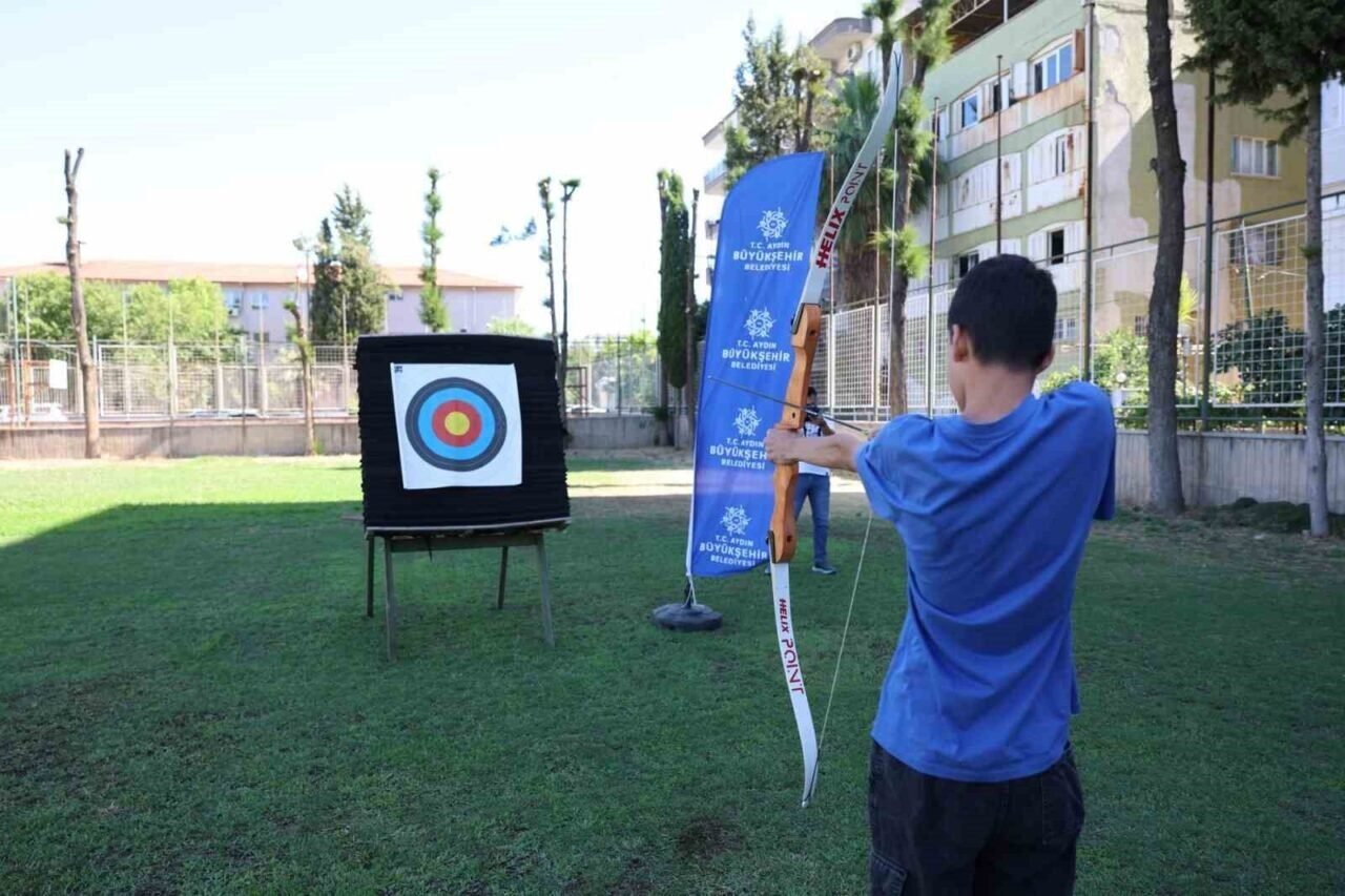 Aydın Büyükşehir Belediyesi’nin okçuluk kursu ilgi görüyor