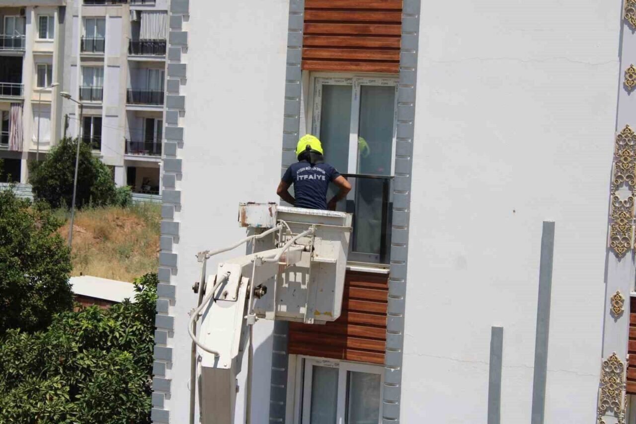 Aydın’da balkonda sıkışan kumruyu vatandaşın dikkati kurtardı