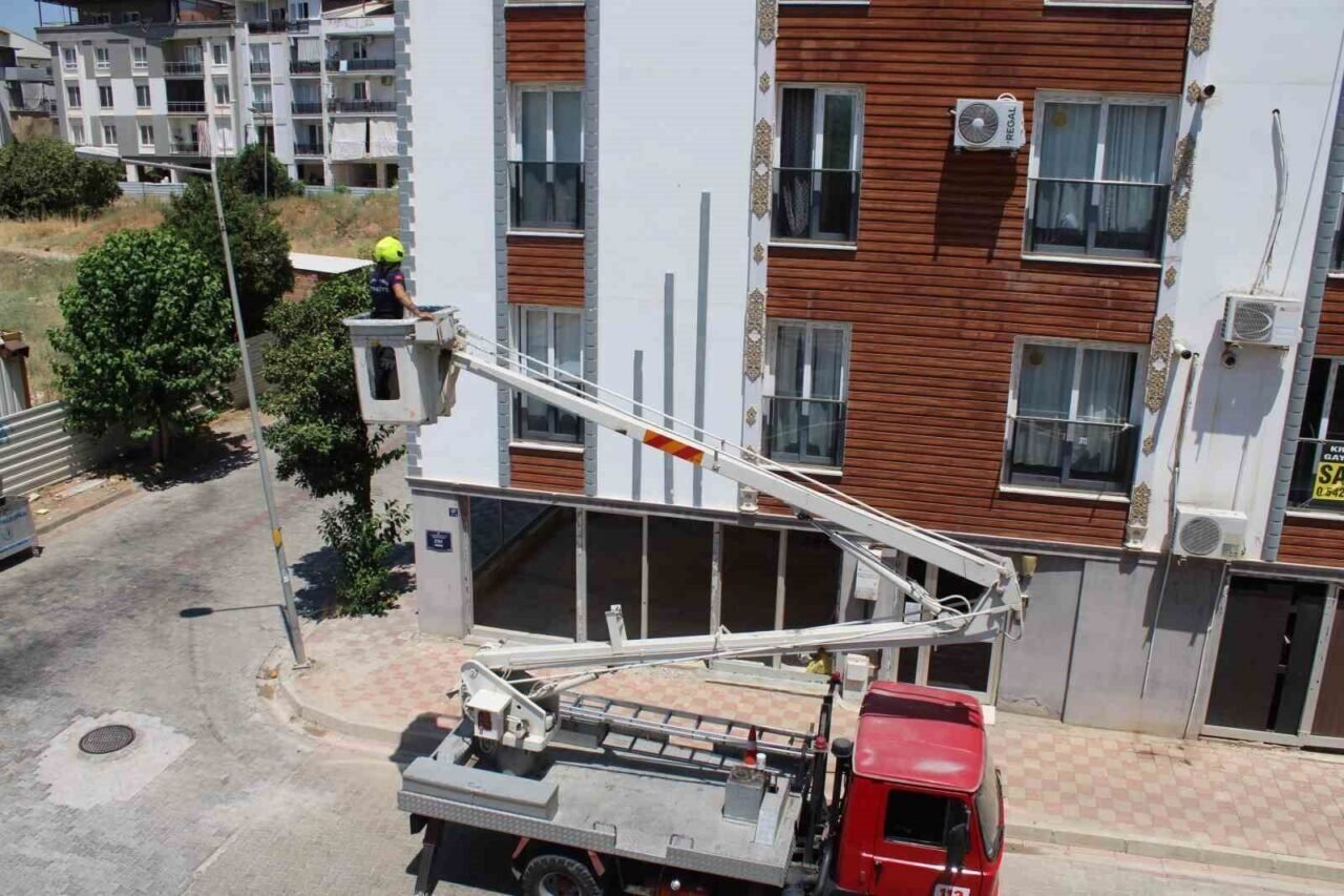Aydın’da balkonda sıkışan kumruyu vatandaşın dikkati kurtardı