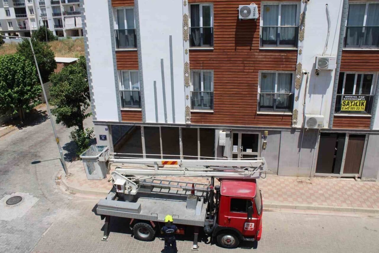Aydın’da balkonda sıkışan kumruyu vatandaşın dikkati kurtardı
