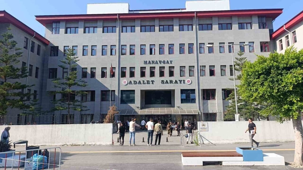 Baklava kutusunda 110 bin euro rüşvet iddiasıyla mahkemeye sevk edilen başkan yardımcısı tutuklandı Baklava kutusunda 110 bin euro rüşvet iddiasıyla mahkemeye sevk edilen başkan yardımcısı tutuklandı