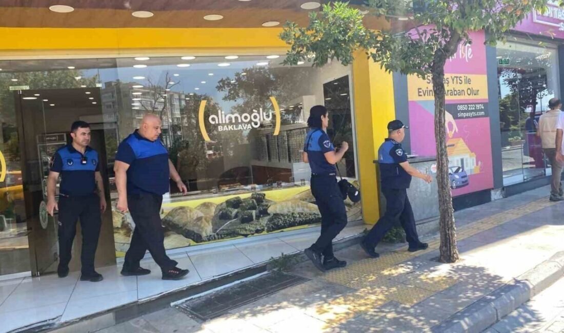 Aydın’ın Efeler ilçesinde baklava satışının yapıldığı bir iş yerindeki fare