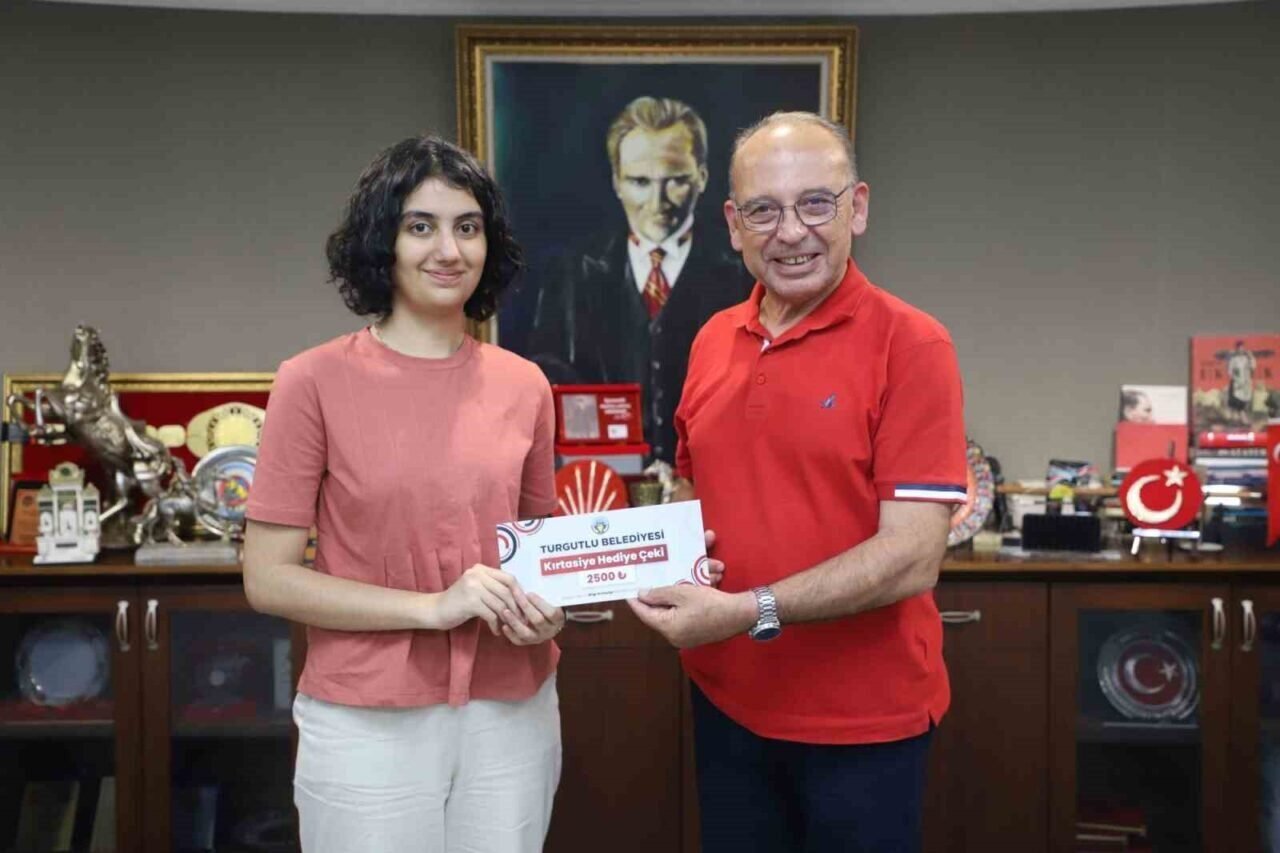 Başkan Akın’dan YKS ve MSÜ’de dereceye giren öğrenciye tebrik Başkan Akın’dan YKS ve MSÜ’de dereceye giren öğrenciye tebrik