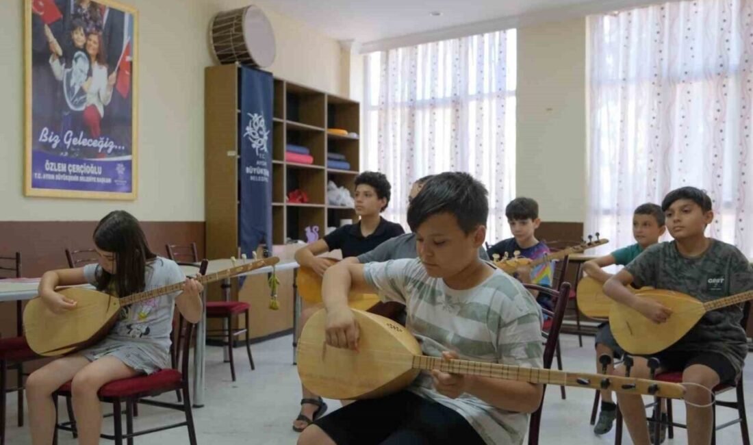 Aydın Büyükşehir Belediyesi’nin yaz kursları kapsamında düzenlediği bağlama eğitimleri çocuklar