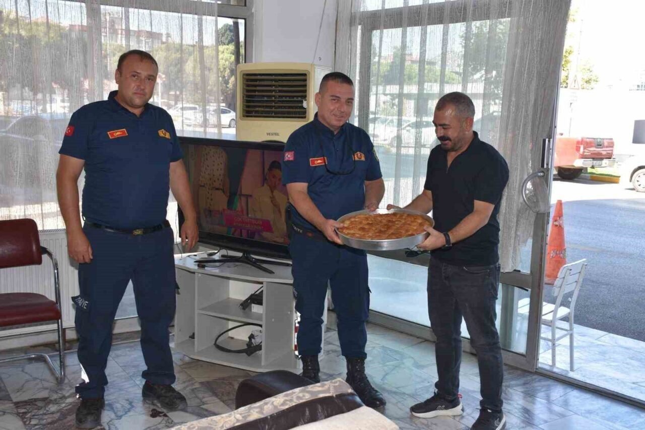 Başkan Zencirci’den ateş savaşçılarına börek ikramı