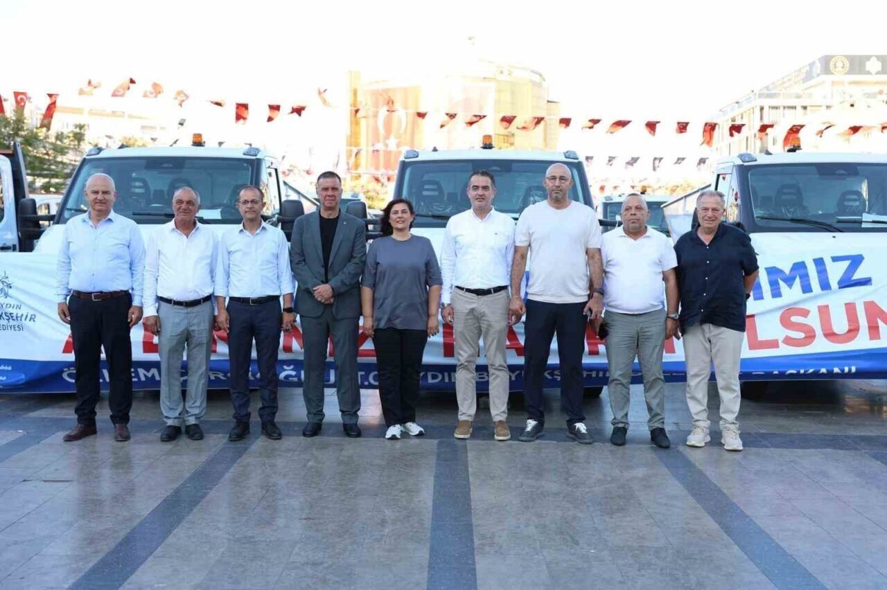 Belediyeye yeni alınan araçları gören yaşlı amcalar, Başkan Çerçioğlu’na böyle teşekkür etti
