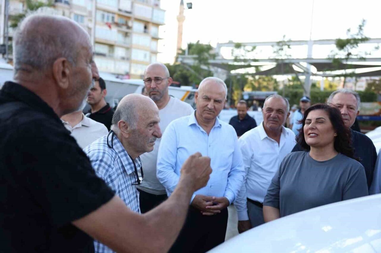 Belediyeye yeni alınan araçları gören yaşlı amcalar, Başkan Çerçioğlu’na böyle teşekkür etti