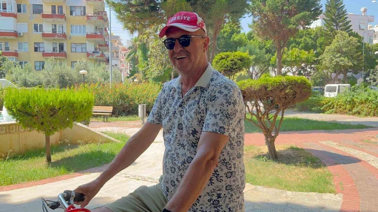 Bisikletiyle şarkı söyleyerek gittiği sahilde hırsızların kurbanı olmuştu, gelen hediyeyle tekrar şarkı söylemeye başladı