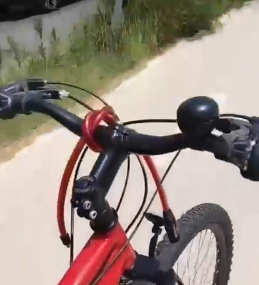 Bisikletiyle şarkı söyleyerek gittiği sahilde hırsızların kurbanı olmuştu, gelen hediyeyle tekrar şarkı söylemeye başladı