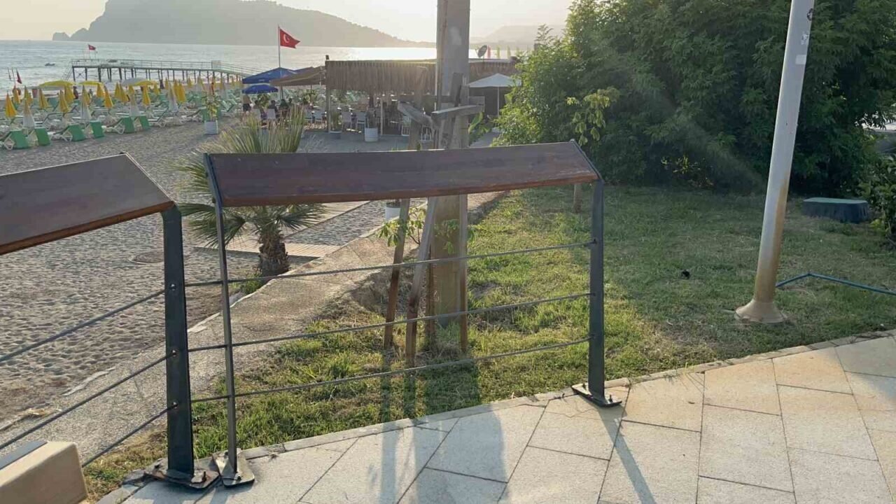Bisikletiyle şarkı söyleyerek gittiği sahilde hırsızların kurbanı olmuştu, gelen hediyeyle tekrar şarkı söylemeye başladı