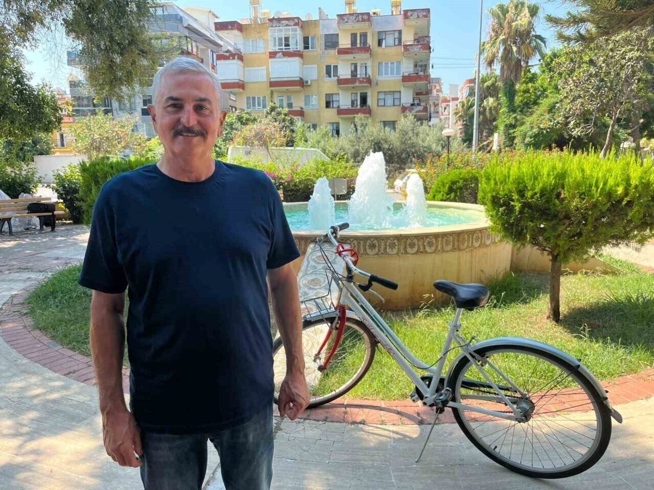 Bisikletiyle şarkı söyleyerek gittiği sahilde hırsızların kurbanı olmuştu, gelen hediyeyle tekrar şarkı söylemeye başladı