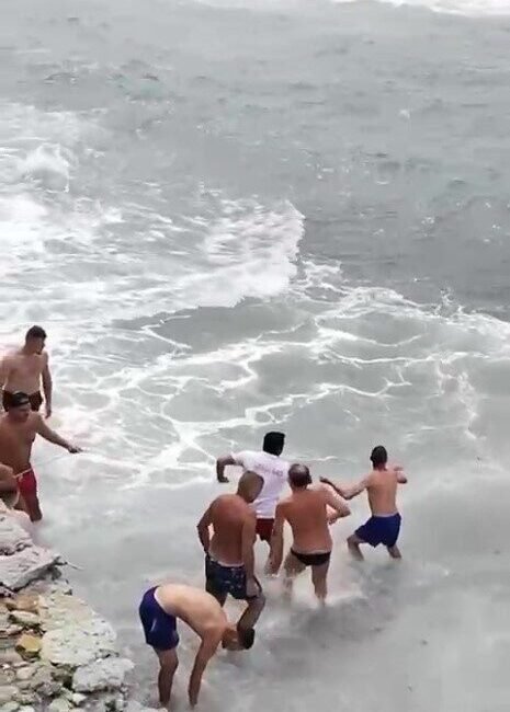 Antalya’da denizde boğulma tehlikesi geçiren genç için vatandaşlar seferber oldu.