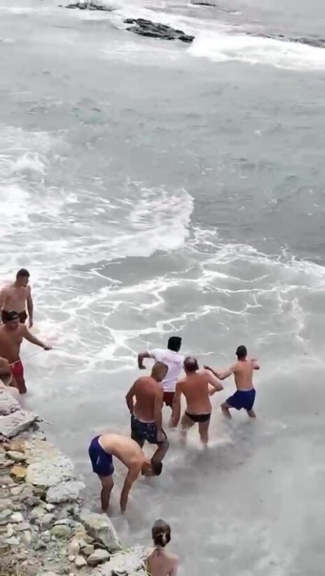 Boğulma tehlikesi geçiren genç için seferber oldular Boğulma tehlikesi geçiren genç için seferber oldular