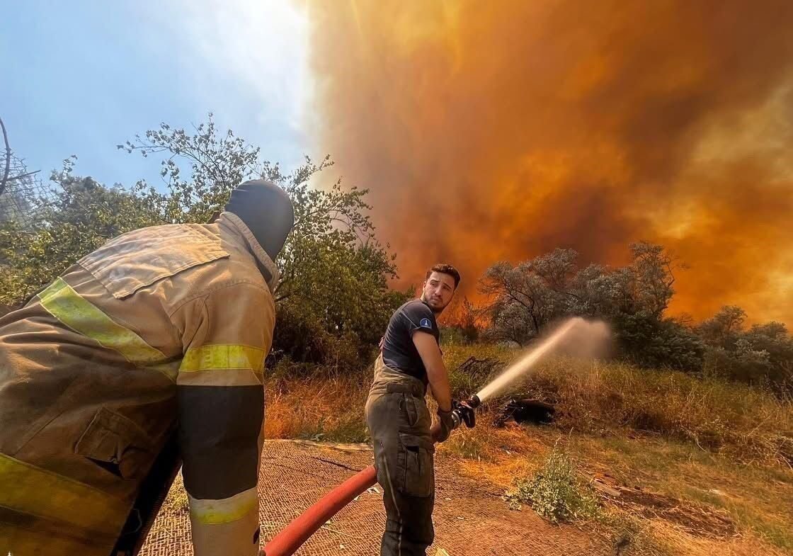 Bornova’da orman yangınını söndürme çalışmaları devam ediyor