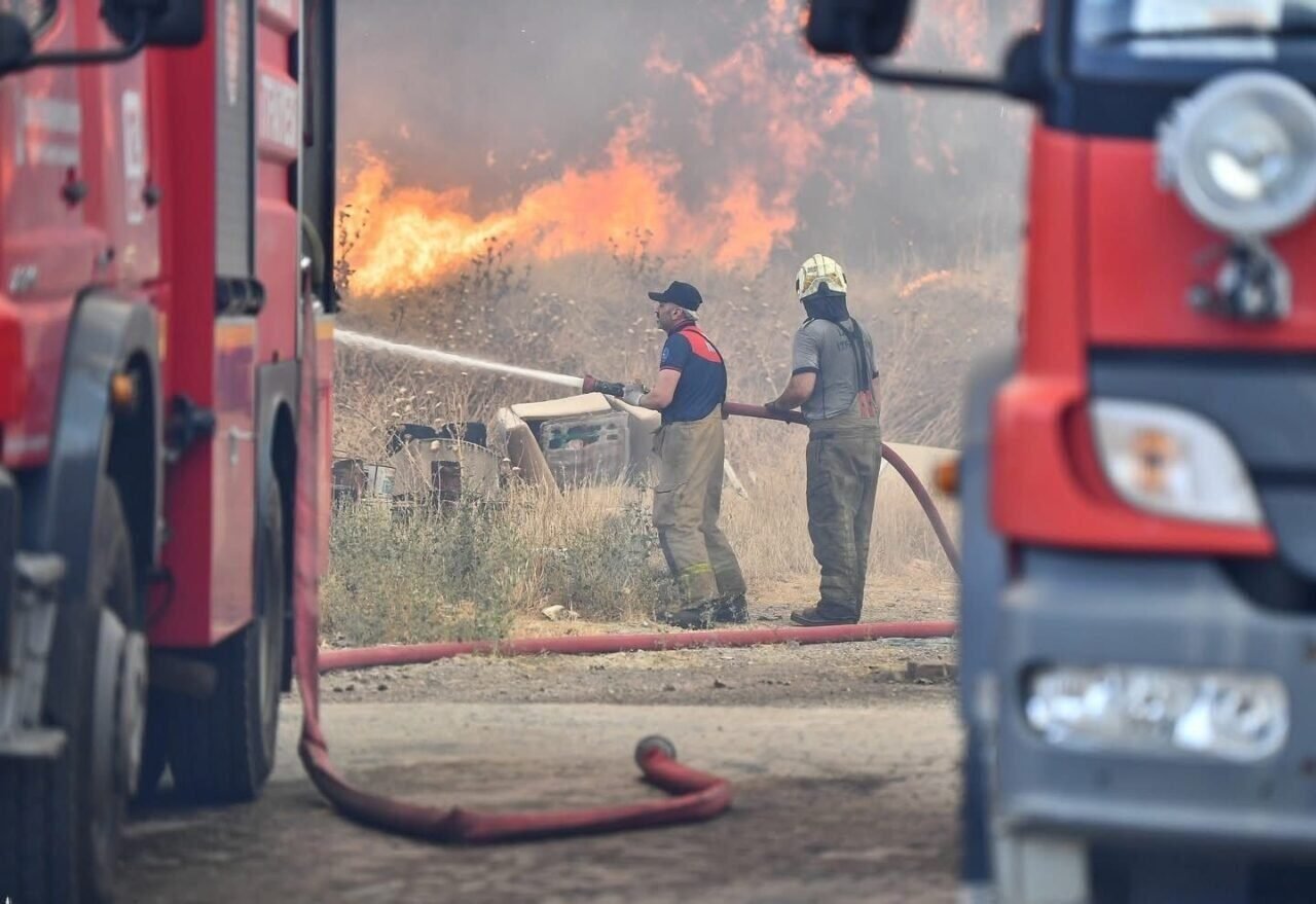Bornova’da orman yangınını söndürme çalışmaları devam ediyor