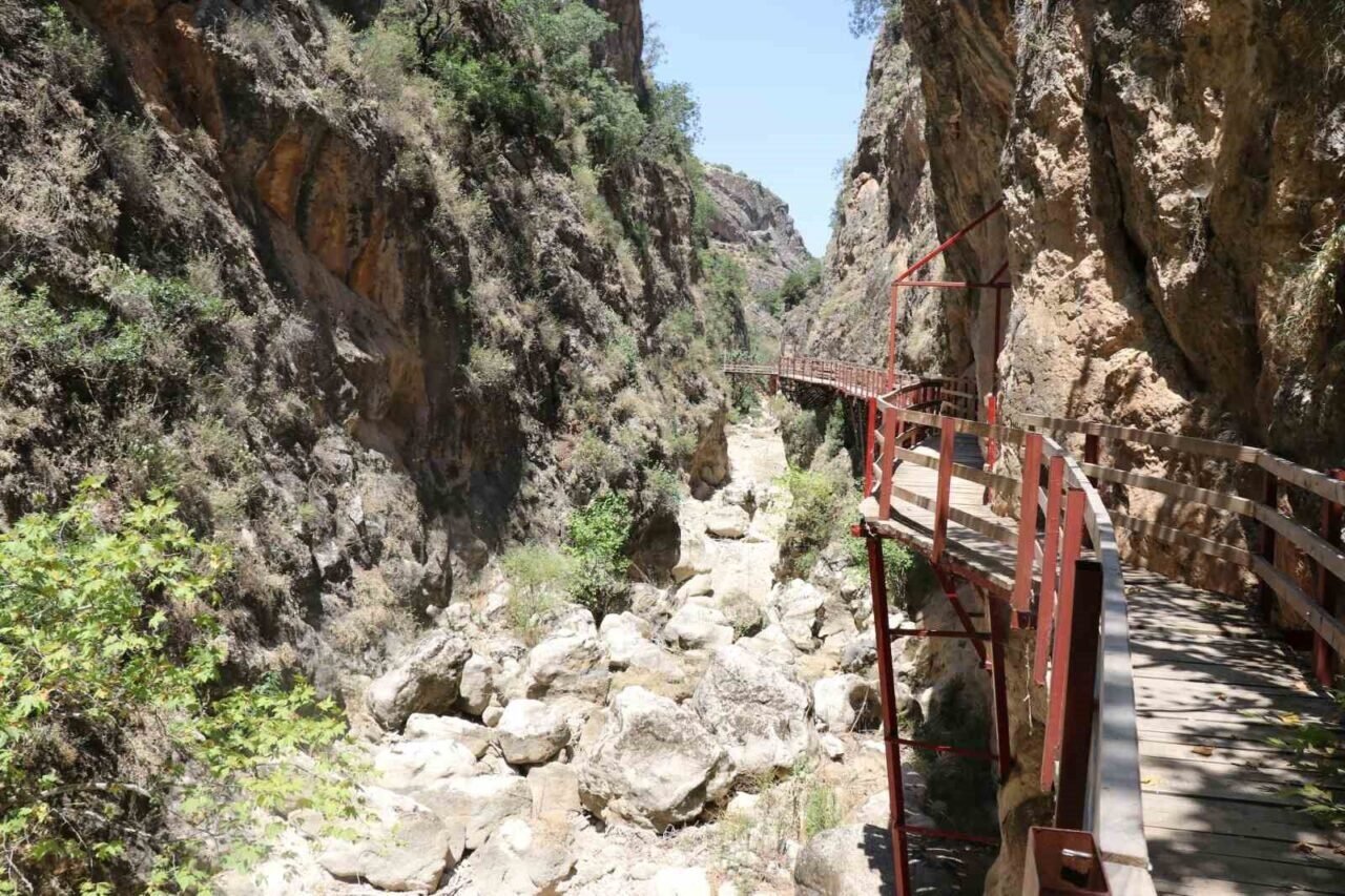 Çal Kısık Kanyonu Menderes’in kurumasıyla tüm ihtişamını kaybetti