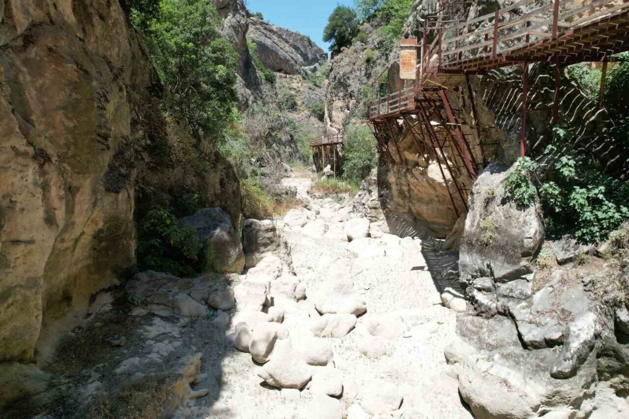 Çal Kısık Kanyonu Menderes’in kurumasıyla tüm ihtişamını kaybetti