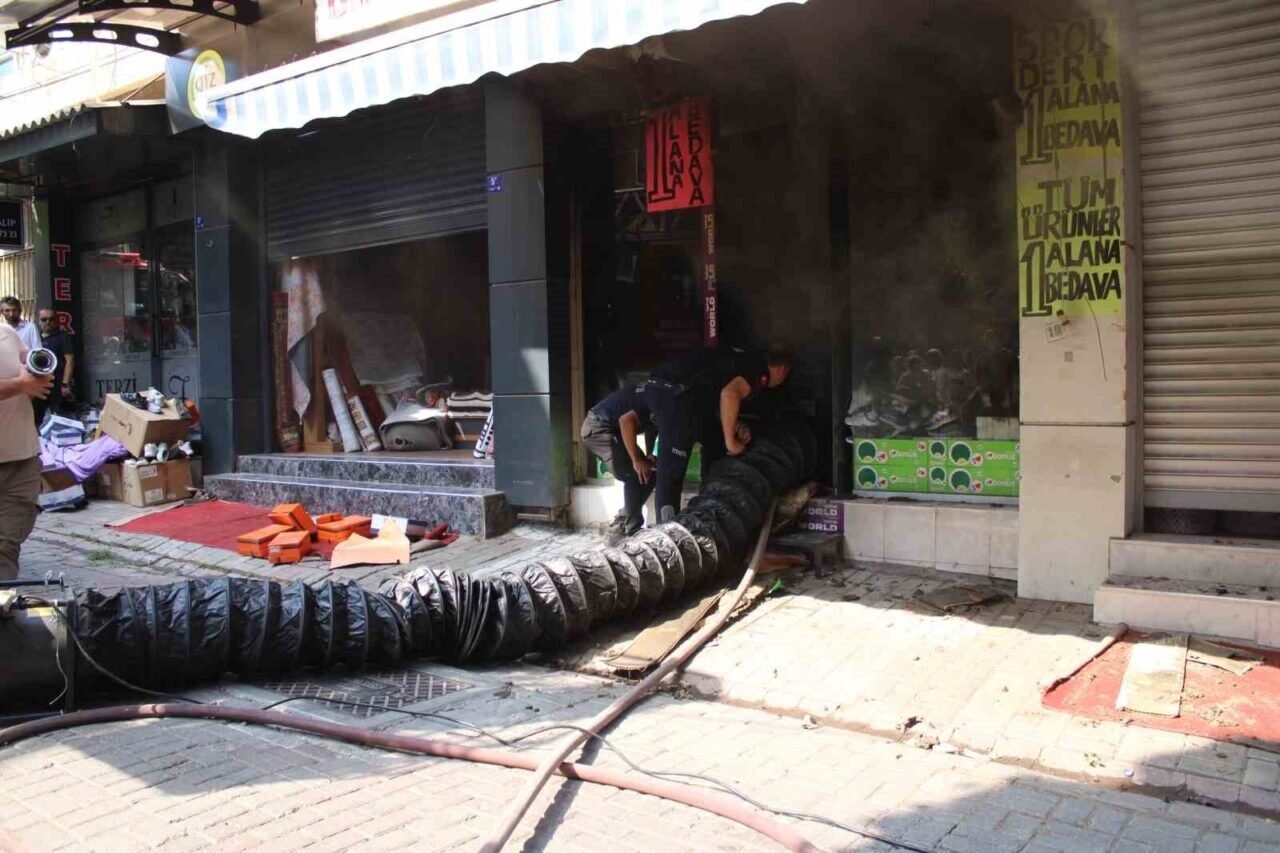 Çarşıyı duman sardı, göz gözü görmedi